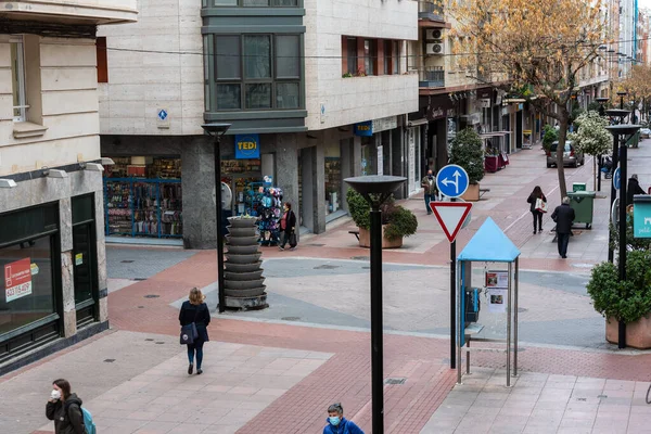 Logrono, İspanya - 22 Nisan 2021: 2021 ilkbaharında insanlar Logrono 'nun boş sokaklarında yürüyordu.