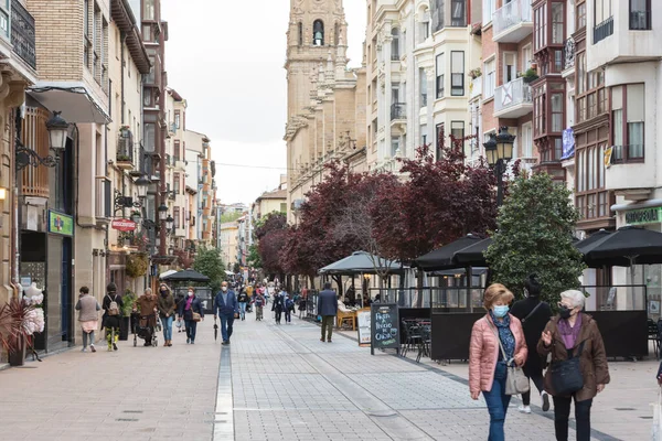 Logrono, İspanya - 22 Nisan 2021: 2021 ilkbaharında insanlar Logrono 'nun boş sokaklarında yürüyordu.