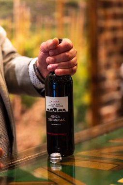 Logrono, İspanya: 26 Nisan 2021: 2021 'de Rioja PDO bölgesinde Logrono' da bir butik şarap dükkanında tadımlık.