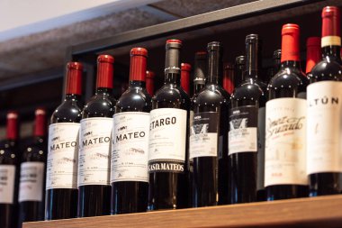 Logrono, İspanya: 26 Nisan 2021: 2021 'de Rioja PDO bölgesinde Logrono' da bir butik şarap dükkanında tadımlık.