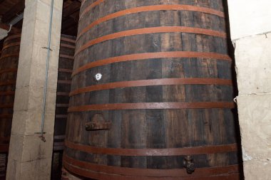 Logrono, İspanya: 26 Nisan 2021: İspanya 'nın Cenicero şehrinde bulutlu bir günde Bodegas Riojanas Şaraphanesinin içi.