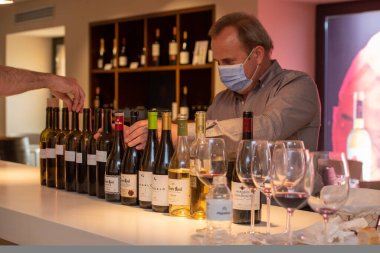 Logrono, İspanya: 26 Nisan 2021: İspanya 'nın Cenicero kentindeki bulutlu bir günde Bodegas Riojanas Şaraphanesi' nin İçindeki Tadım.