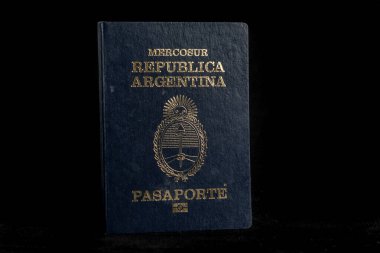Arjantin pasaportu arka planda siyah.