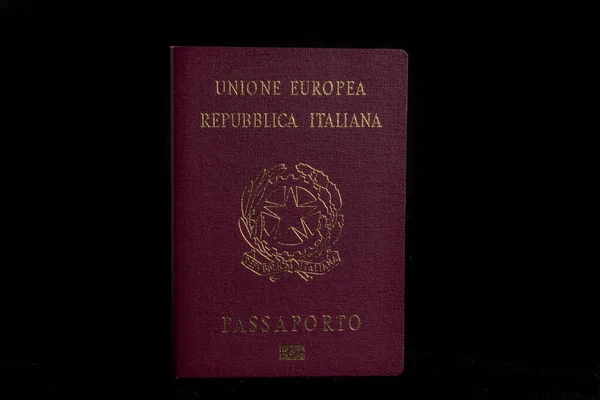 背景为黑色的意大利护照 — 图库照片