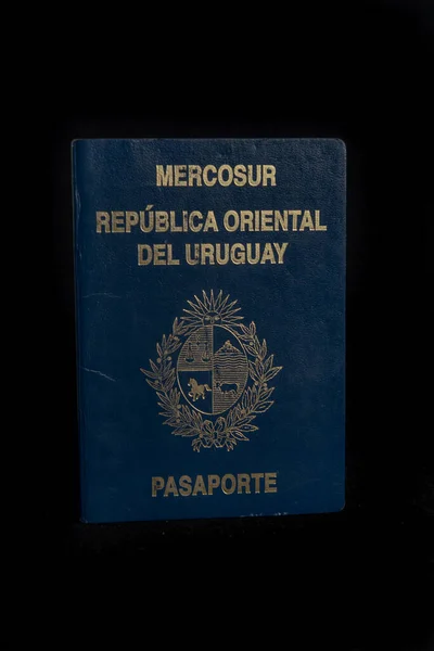 背景为黑色的乌拉圭护照 — 图库照片