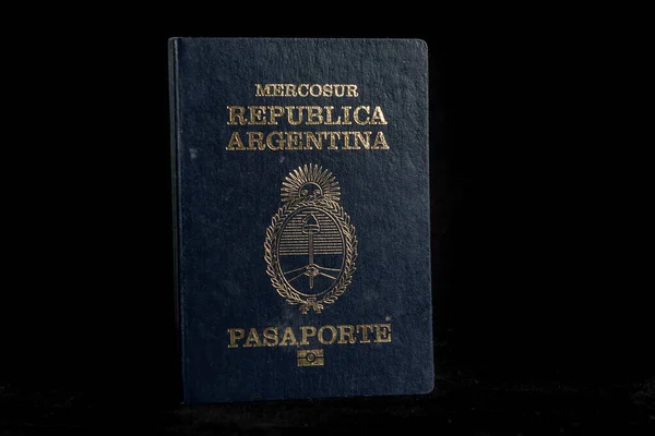 Passaporte Argentino Fundo Preto — Fotografia de Stock