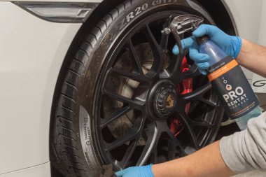 Andorra La Vella, Andorra: 28 Mart 2021: Takım 2021 'de Andorra' da bir Porsche 911 Carrera GTS 'yi sanatsal bir şekilde yıkıyor