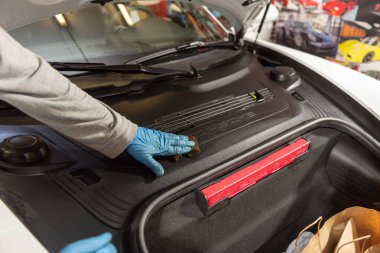 Andorra La Vella, Andorra: 28 Mart 2021: Takım 2021 'de Andorra' da bir Porsche 911 Carrera GTS 'yi sanatsal bir şekilde yıkıyor
