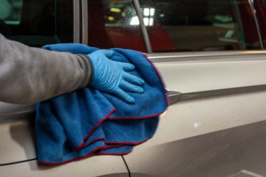 Andorra La Vella, Andorra: 28 Mart 2021: 2021 'de Andorra' da bir Volkswagen Tiguan yıkayan takım