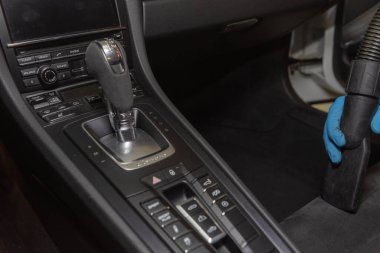 Andorra La Vella, Andorra: 28 Mart 2021: Takım 2021 'de Andorra' da bir Porsche 911 Carrera GTS 'yi sanatsal bir şekilde yıkıyor