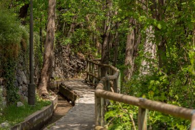 Escaldes Engordany şehrini Andorra La Vella, Andorra 'ya bağlayan Rec del Sola yolu.