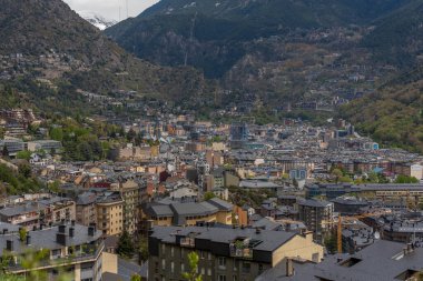Andorra La Vella, Andorra ilkbaharında şehir manzarası.