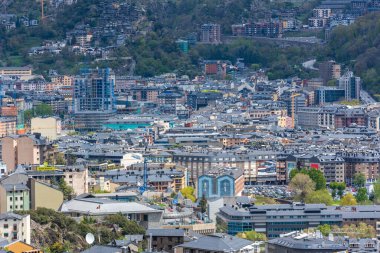 Andorra La Vella, Andorra ilkbaharında şehir manzarası.