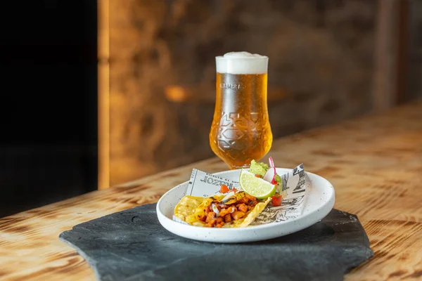 Arinsal Andorra 2021 Nisan Biraya Bir Taco Pastor Eşlik Ediyor — Stok fotoğraf