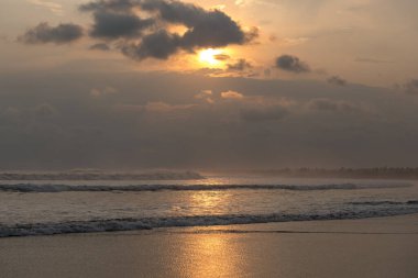 Java, Endonezya 'da Pandagaran sahillerinde gün batımı.