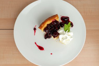 Üstten gelen yaban mersinli cheesecake medresenin arka planında.