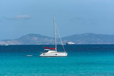 İspanya 'nın Formentera, Balearic Adaları' ndaki Ses Illetes plajına demirlemiş tekneler.