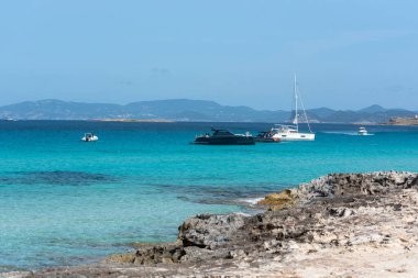 Formentera, İspanya: 2021 Benim 26 'm: İspanya' nın Formentera kentindeki Ses Illetes plajına demirlemiş tekneler.