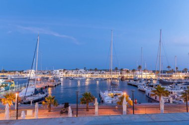 Formentera, İspanya: 26 Mayıs 2021: Formentera yazında La Savina limanının gece manzarası.