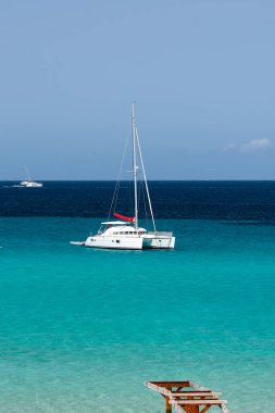 Formentera, İspanya: 2021 Benim 26 'm: İspanya' nın Formentera kentindeki Ses Illetes plajına demirlemiş tekneler.