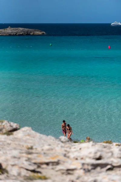 Formentera Spagna 2021 Persone Sulla Costa Della Spiaggia Ses Illetes — Foto Stock