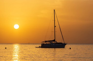 Günün sonunda Cala Saona sahilinde, Formentera, İspanya