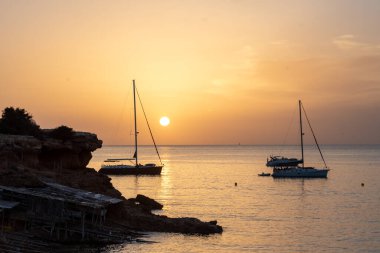 Günün sonunda Cala Saona sahilinde, Formentera, İspanya