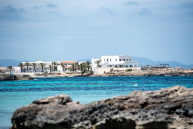 2021 yazında Formentera 'daki Es Pujols plajını seyret..