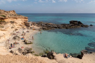 Formentera, İspanya: 2021 Haziran 04: 2021 yazında Balear Adaları 'ndaki Calo d es Mort plajında yaşayan gençler