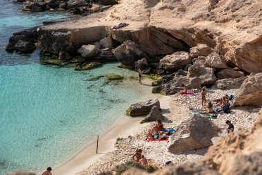 Formentera, İspanya: 2021 Haziran 04: 2021 yazında Balear Adaları 'ndaki Calo d es Mort plajında yaşayan gençler