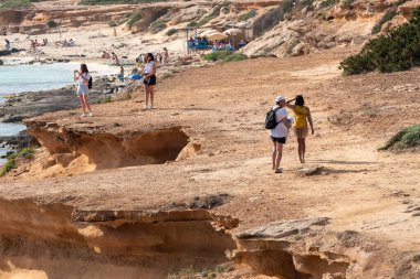 Formentera, İspanya: 2021 Haziran 04: 2021 yazında Balear Adaları 'ndaki Calo d es Mort plajında yaşayan gençler