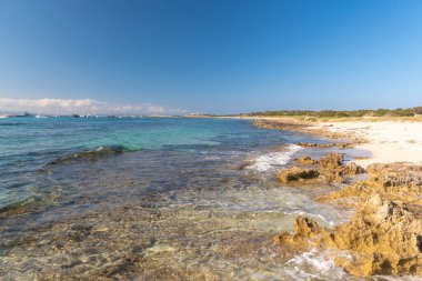 İspanya 'nın Balear Adalarındaki Formentera Adası plajları.