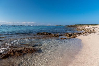 İspanya 'nın Balear Adalarındaki Formentera Adası plajları.