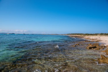 İspanya 'nın Balear Adalarındaki Formentera Adası plajları.