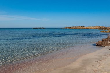 İspanya 'nın Formentera adasında şeffaf suyu olan güzel bir sahil.