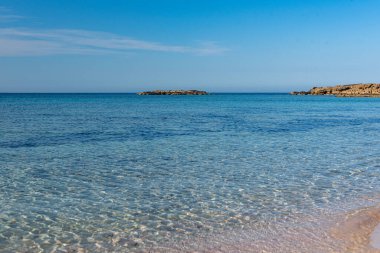 İspanya 'nın Formentera adasında şeffaf suyu olan güzel bir sahil.