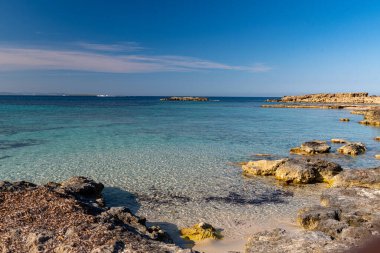 İspanya 'nın Formentera adasında şeffaf suyu olan güzel bir sahil.
