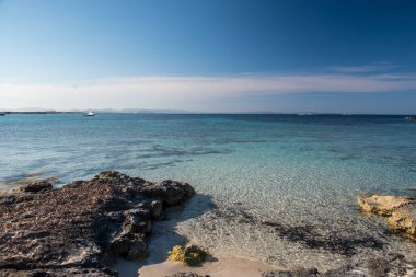 İspanya 'nın Formentera adasında şeffaf suyu olan güzel bir sahil.