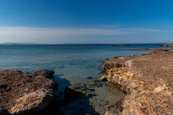 İspanya 'nın Formentera adasında şeffaf suyu olan güzel bir sahil.