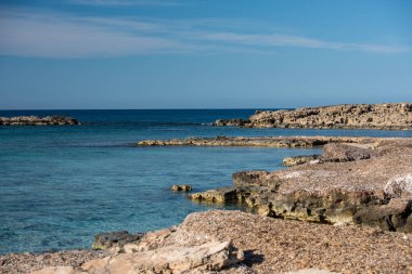 İspanya 'nın Formentera adasında şeffaf suyu olan güzel bir sahil.