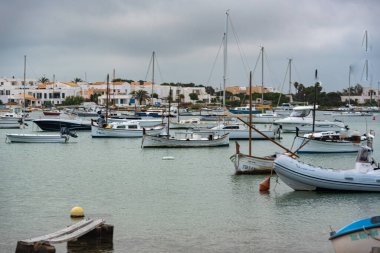 Formentera, İspanya: 2021 Haziran 2021: Formentera yazında La Savina limanında tekneler.