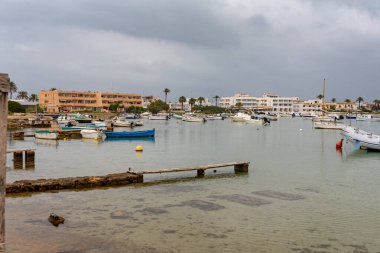 Formentera, İspanya: 2021 Haziran 2021: Formentera yazında La Savina limanında tekneler.