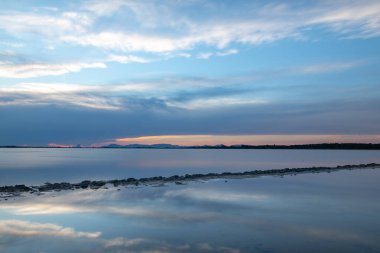 Formentera, İspanya 'daki Salines Doğal Parkı' ndaki Estany Pudent 'da gün batımı.