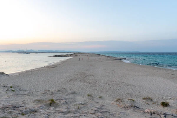 スペインのフォルメンテラ島のSes Illetesの無人ビーチで素晴らしい夕日 — ストック写真