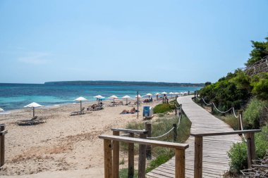 Formentera, İspanya: 12 Haziran 2021: İspanya 'nın Formentera kentindeki Migjorn plajında yaşayan insanlar