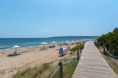Formentera, İspanya: 12 Haziran 2021: İspanya 'nın Formentera kentindeki Migjorn plajında yaşayan insanlar