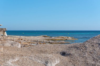 İspanya, Formentera 'daki Migjorn sahilinin harika turkuaz suyu..