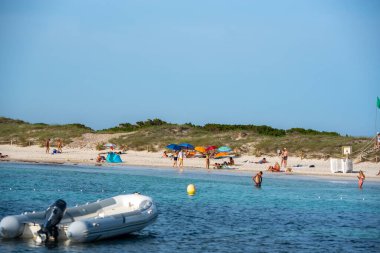 Formentera, İspanya: 13 Haziran 2021: Covid19 döneminde İspanya 'nın Formentera kentindeki Illetes Sahili' nde bisiklet süren turistler