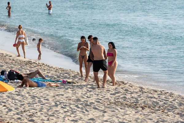 Formentera España 2021 Junio Turistas Disfrutando Playa Illetes Formentera España —  Fotos de Stock