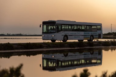 Formentera, İspanya: 14 Haziran 2021: İspanya 'nın Formentera kentindeki Ses Salines Doğal Parkı' nda Toplu Taşımacılık.